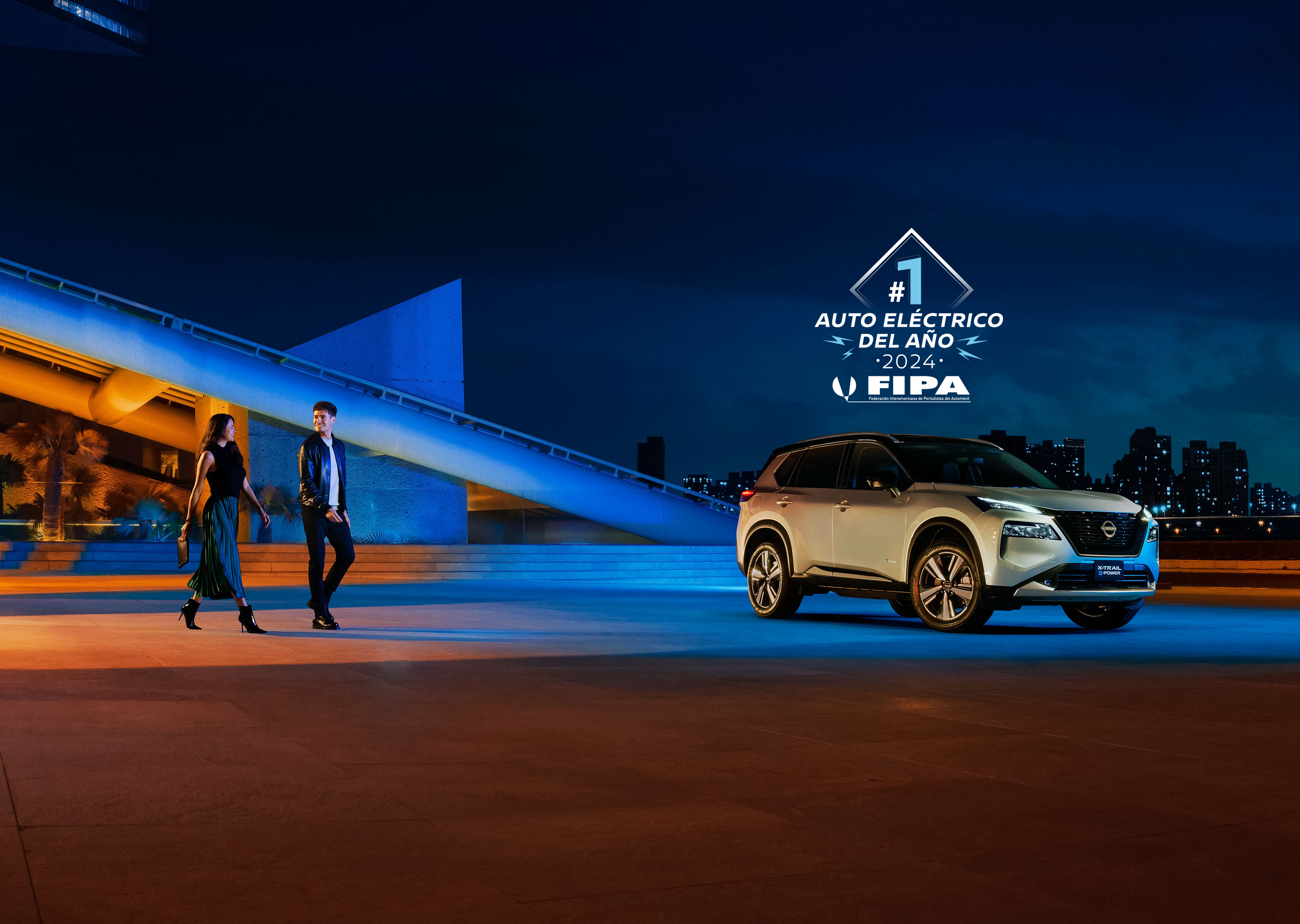 Vista lateral de SUV Nissan X-Trail e-POWER 2025 con pareja caminando