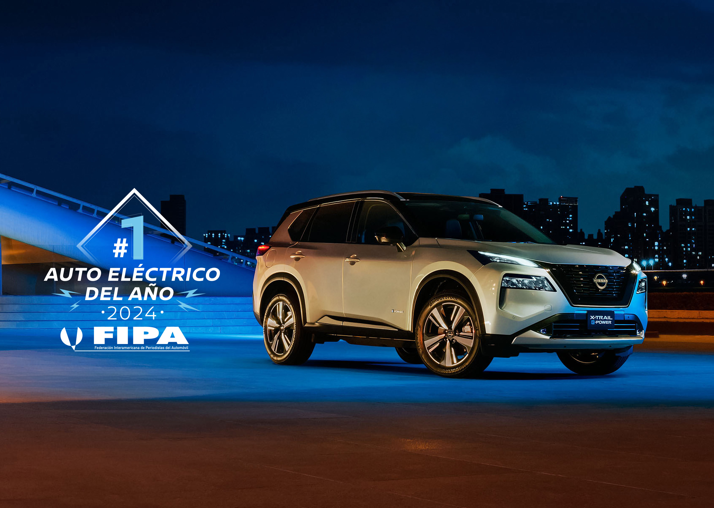 Vista lateral de SUV Nissan X-Trail e-POWER 2025 con pareja caminando