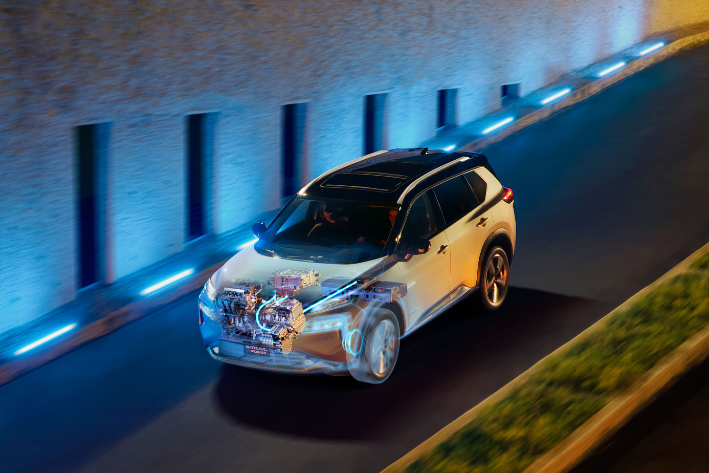 Vista trasera de SUV Nissan X Trail e-POWER 2025 color champagne con motorización eléctrica