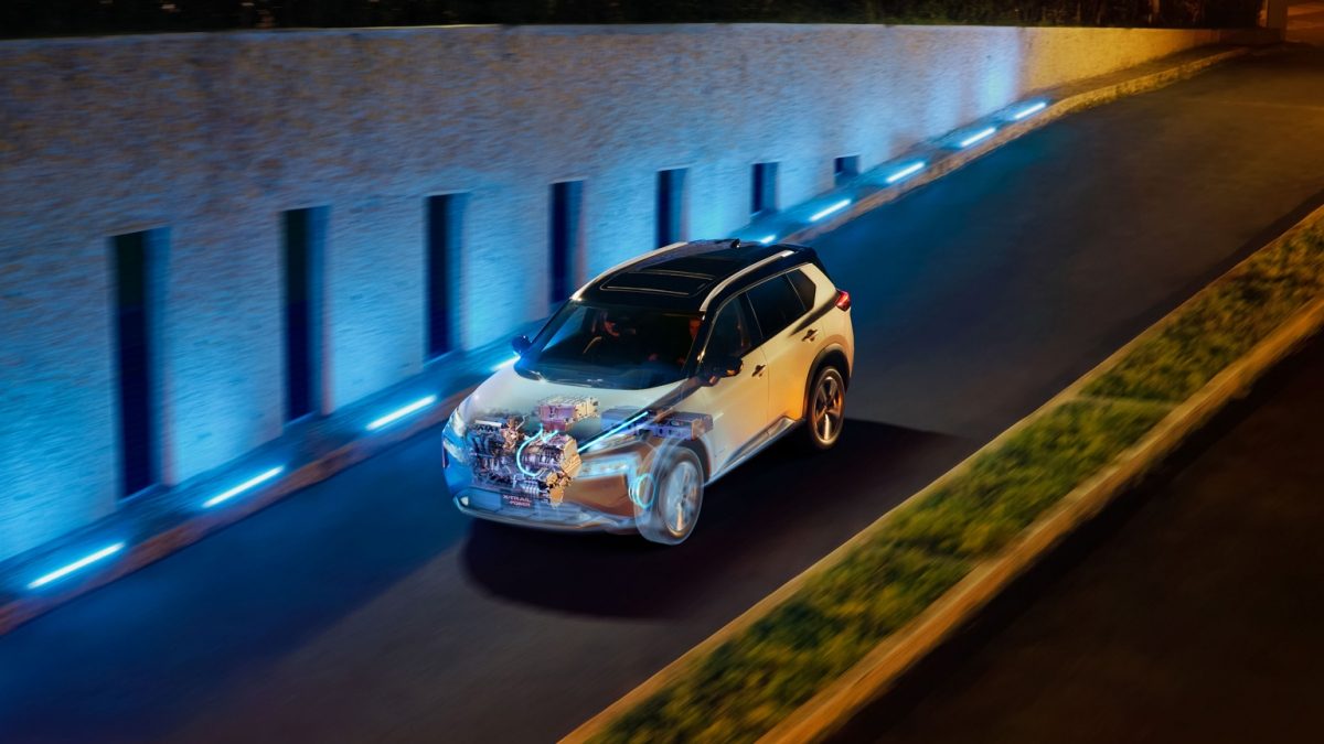 Vista aérea de SUV Nissan X-Trail e-POWER 2026 mostrando el sistema de motorización eléctrico Nissan e-POWER que no necesita cables para recargar energía.