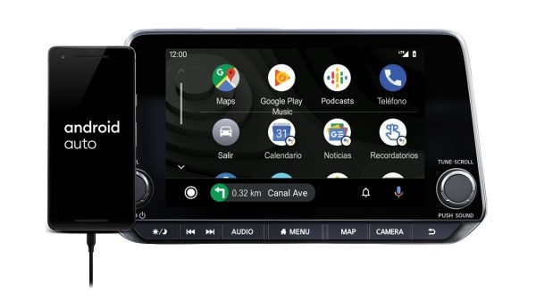 Celular Android conectado a pantalla de Nissan X-Trail e-POWER 2026