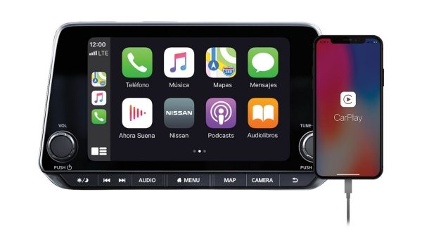 iPhone conectado a pantalla de Nissan X-Trail e-POWER 2026