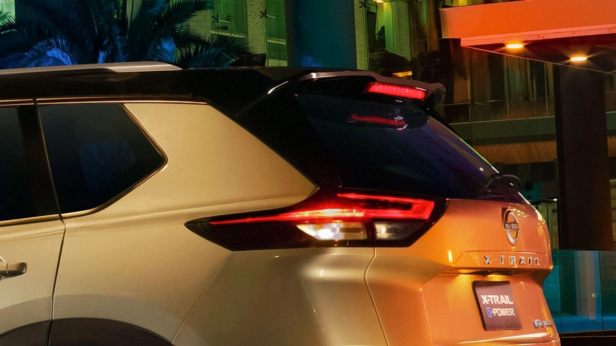 Vista trasera de Nissan X-Trail e-POWER 2026 con alerón trasero que proyecta estilo deportivo con el poder para cada hoy.