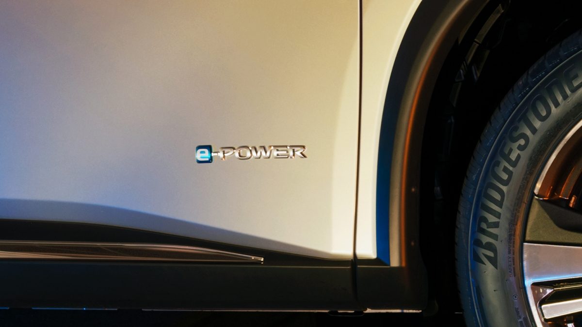 Nissan X-Trail e-POWER 2026 con emblema insignia lateral de e-POWER
