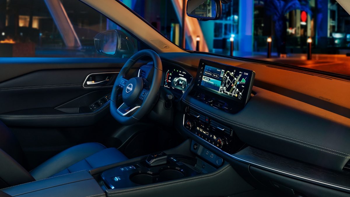 Diseño interior de Nissan X-Trail e-POWER 2026 con pantalla de infoentretenimiento y 9 bocinas BOSE®