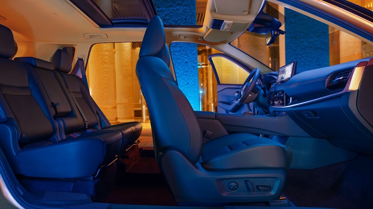 Diseño interior de SUV Nissan X-Trail e-POWER 2026 con Asientos frontales con ajuste eléctrico y lumbar para el conductor y pasajero.