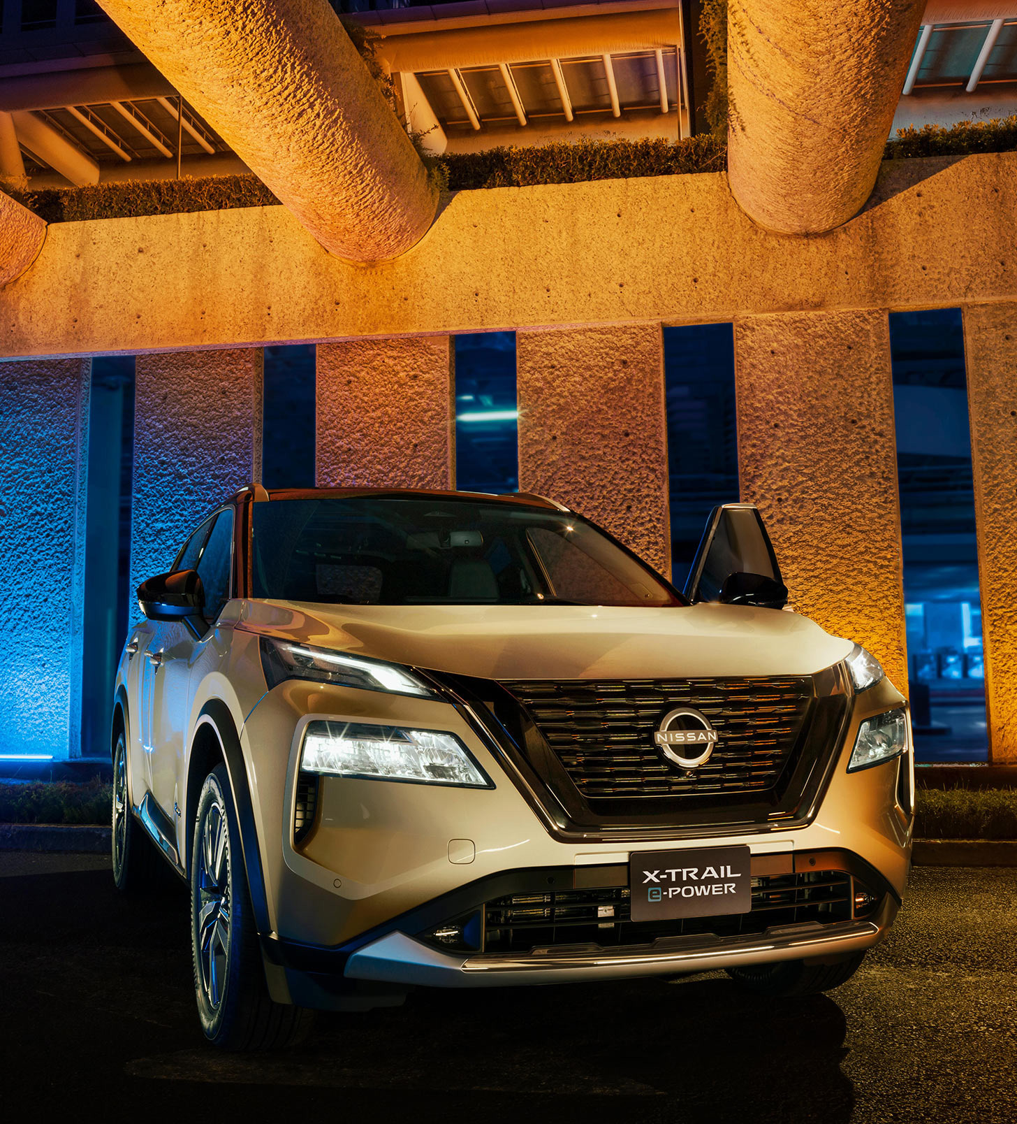 Diseño de SUV X-Trail e-Power 2026 vista desde frente con parrilla V Motion