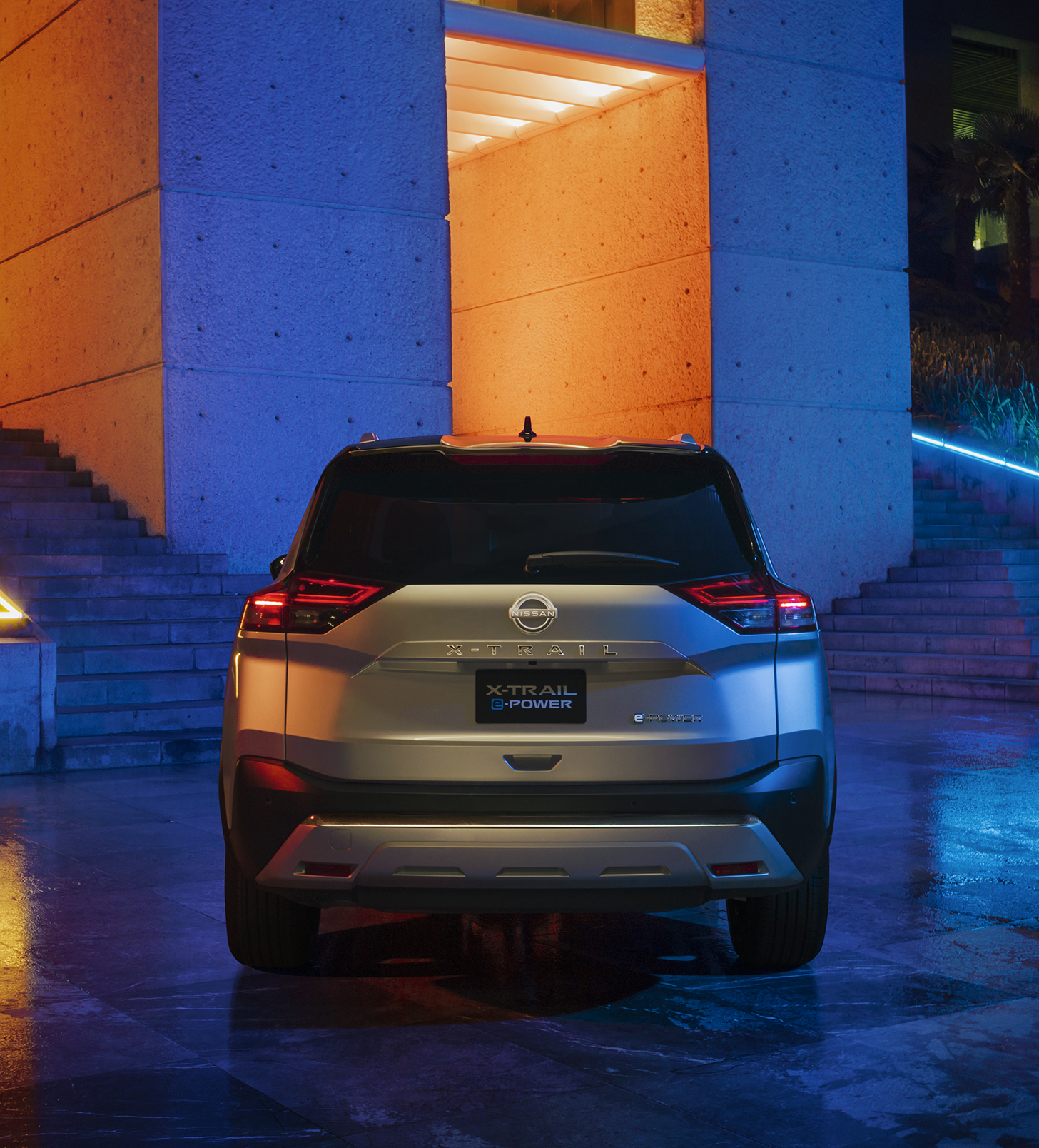 Pareja recargada en SUV X-Trail e-POWER 2026 esperando el Servicio de mantenimiento