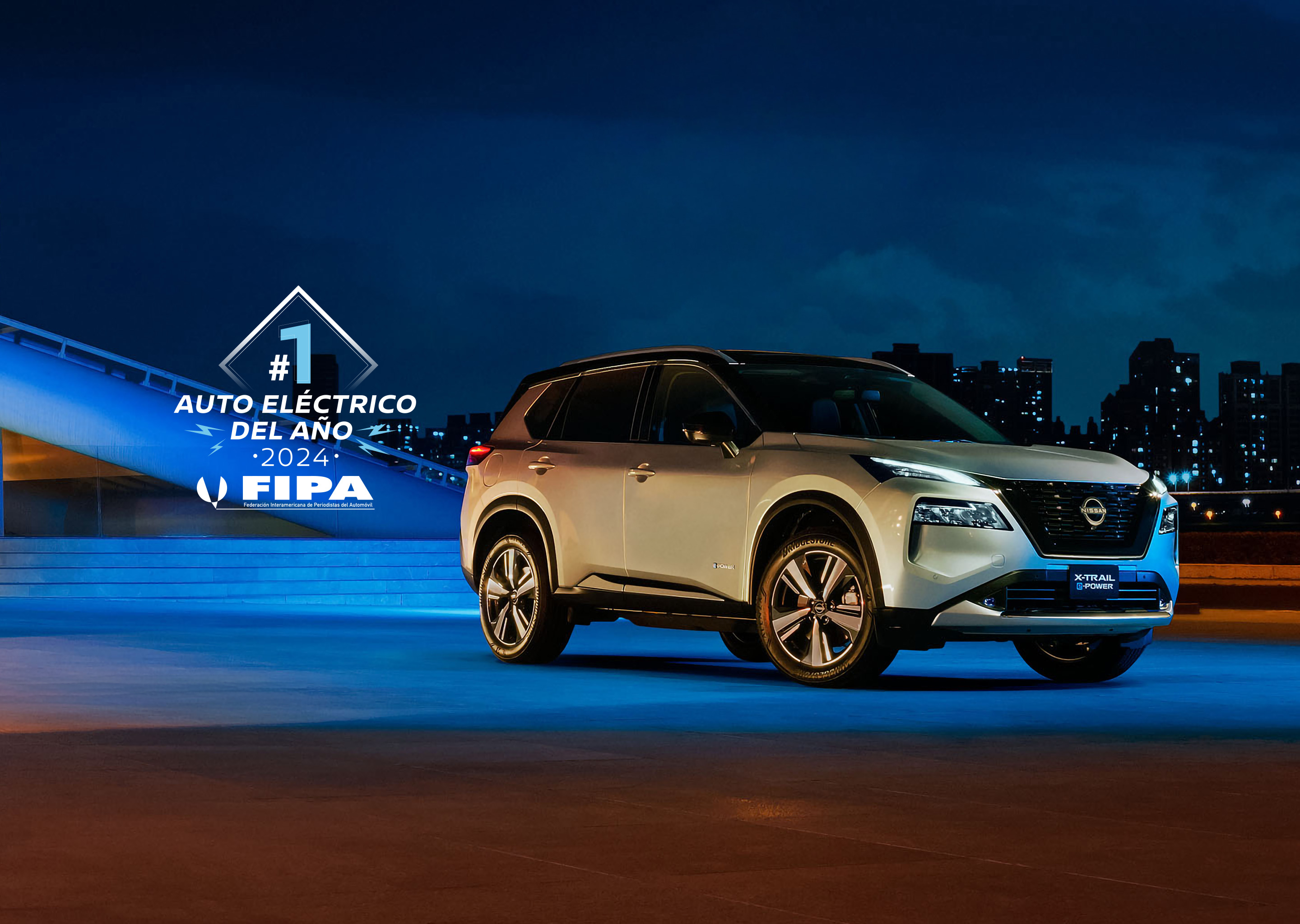 Vista lateral de SUV Nissan X-Trail e-POWER 2026 con pareja caminando