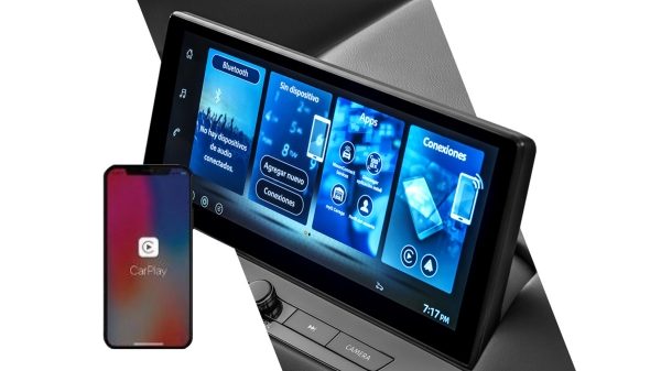 iPhone conectado a pantalla de Nissan X-Trail e-POWER con e-4ORCE 2027