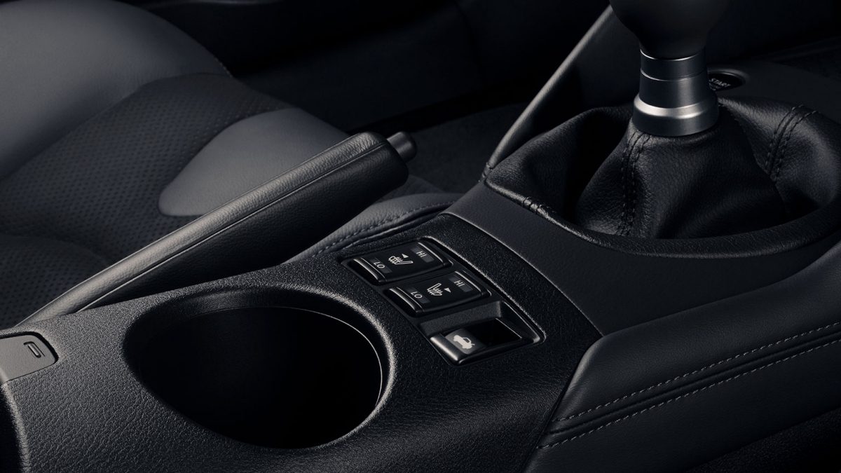 Nuevo Nissan Z 2023 interior detalles calefacción y portavaso