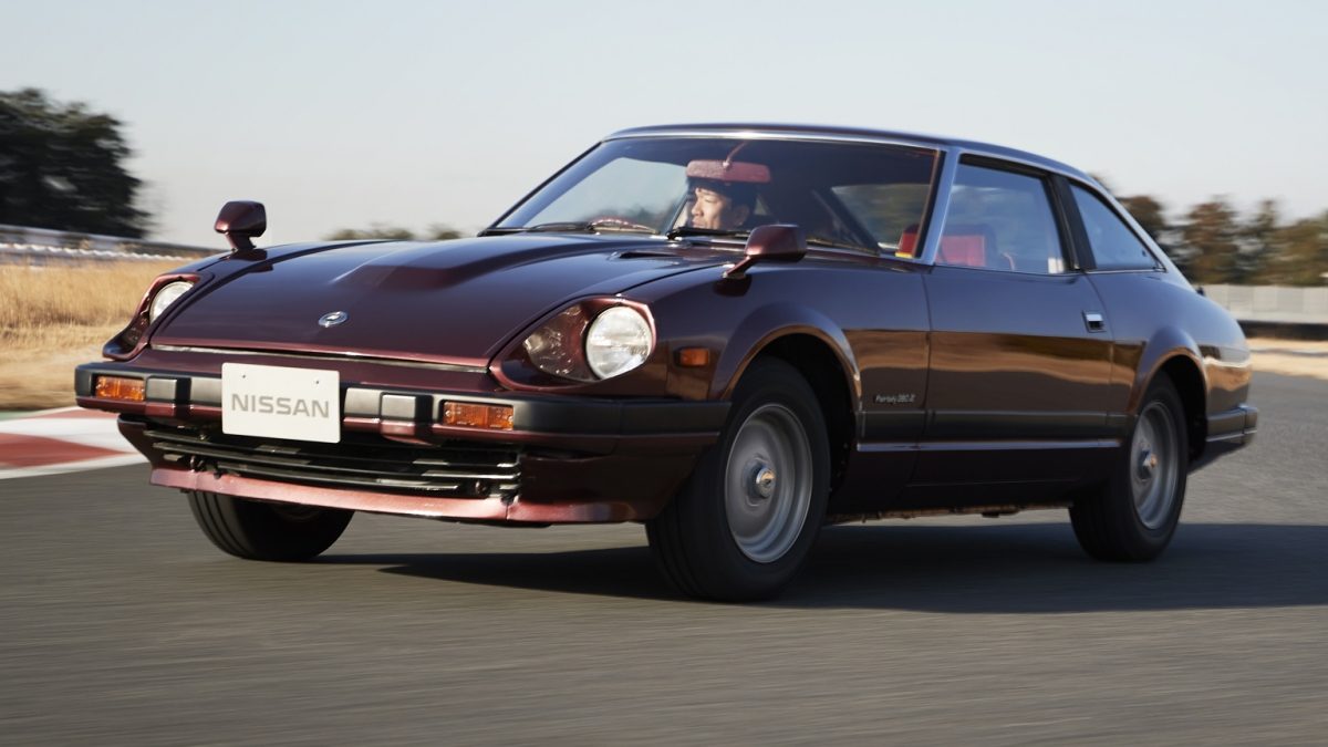 Nuevo Nissan Z 2023 herencia 1978 280ZX lateral color vino en pista