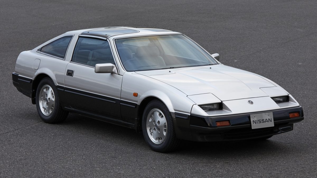 Nuevo Nissan Z 2023 herencia 1983 300ZX color plata bitono de motor V6