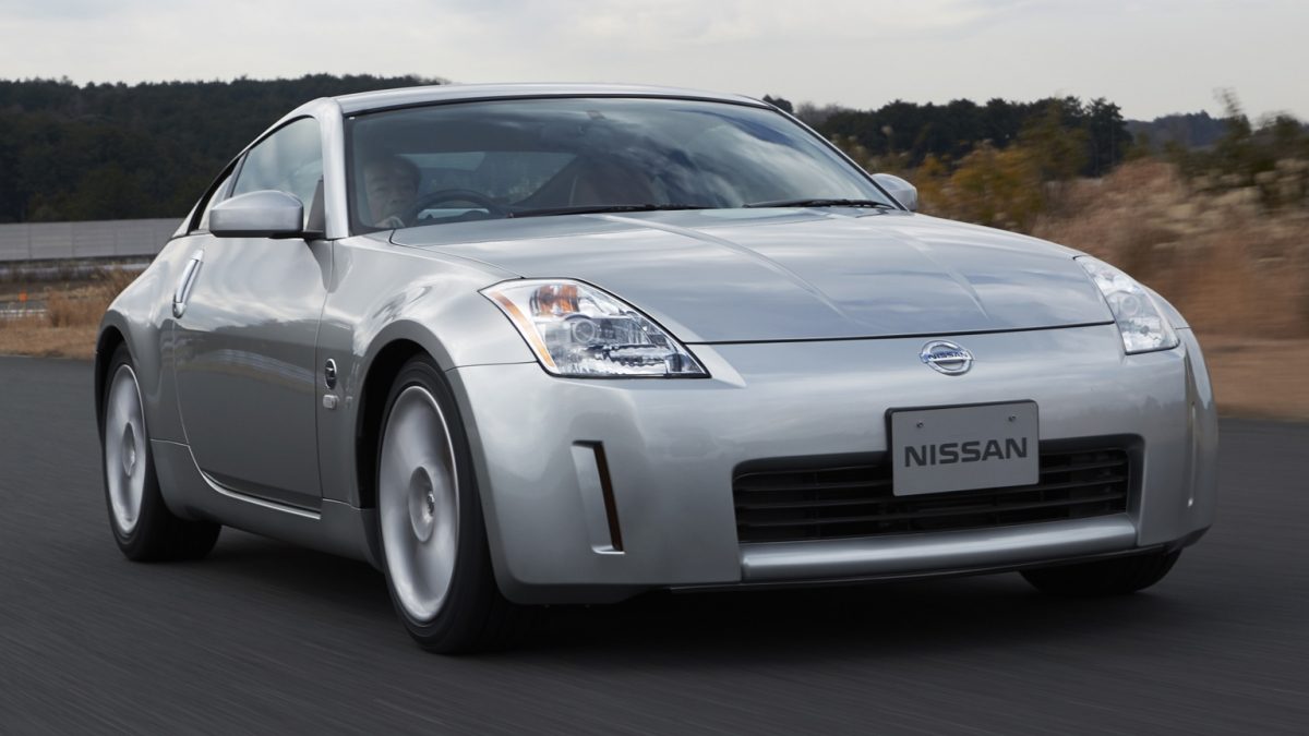 Nuevo Nissan Z 2023 herencia 2002 350Z color plata en pista semi frontal