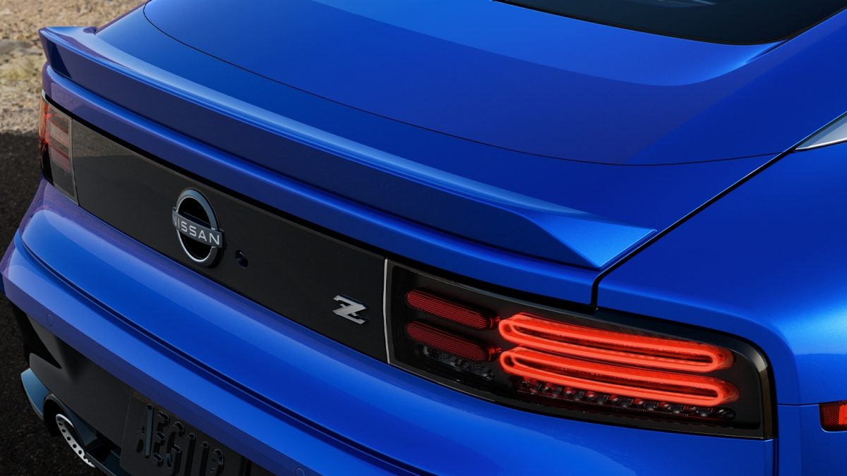 Nuevo Nissan Z 2026 accesorio alerón trasero sobre camino