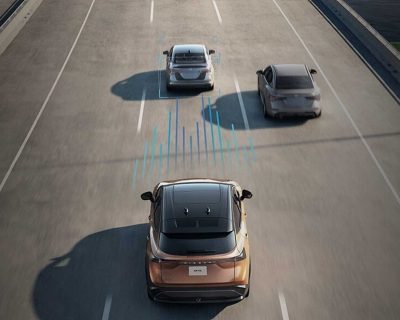 Gráficos de la tecnología Intelligent Driving en el Nissan Ariya en carretera. Esto es Nissan: seguridad y control en tus manos