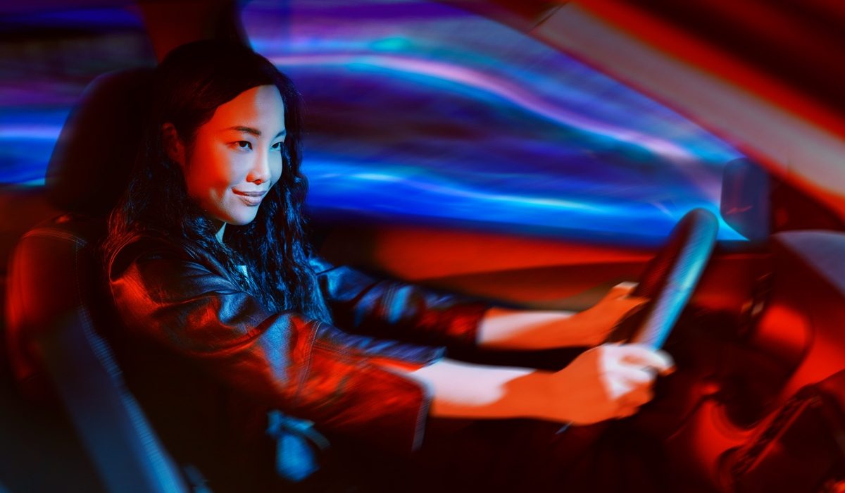 Nissan e-POWER 2022 vista exterior de mujer con manos en el volante con Más Poder