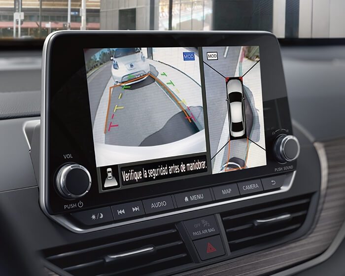 Pantalla mostrando las tecnologías de Monitor Inteligente de visión periférica y la Alerta de Tráfico cruzado