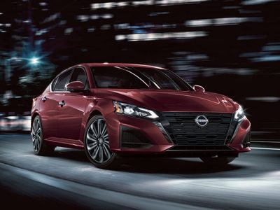 Nissan Altima rojo con tecnologías de manejo inteligente