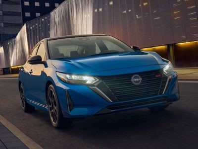 Nissan Sentra color azul bitono con tecnologías de manejo inteligente