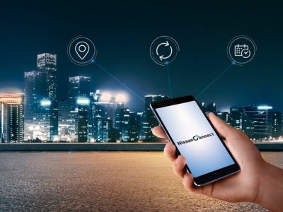 Celular con la aplicación de NissanConnect, con funciones de encendido y apagado remoto del motor y de puertas a distancia