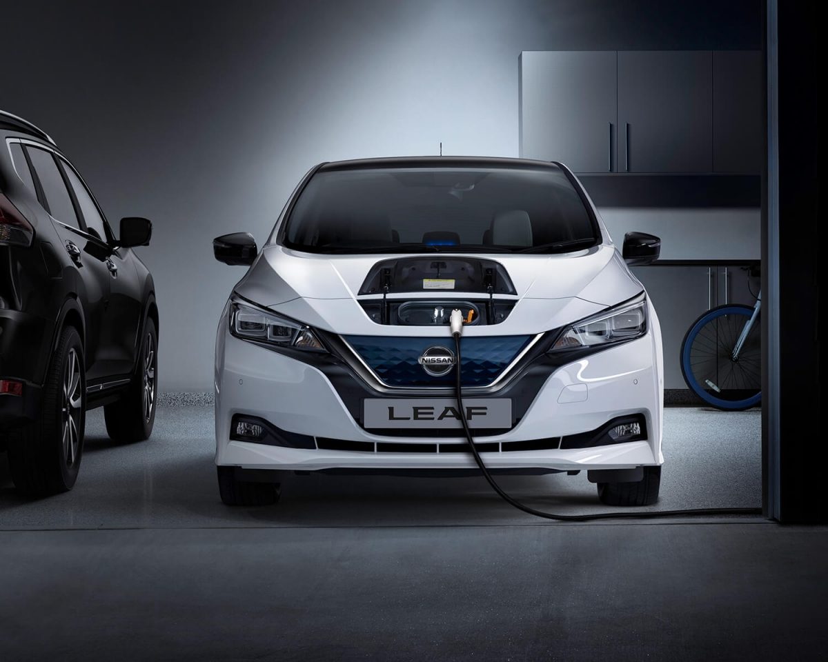 Nissan LEAF cargando