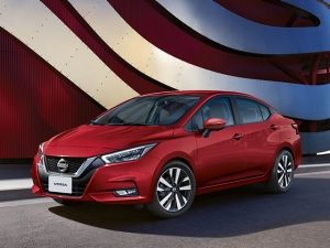 Nissan Versa color rojo