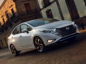 Nissan Versa Blanco en las calles de la ciudad