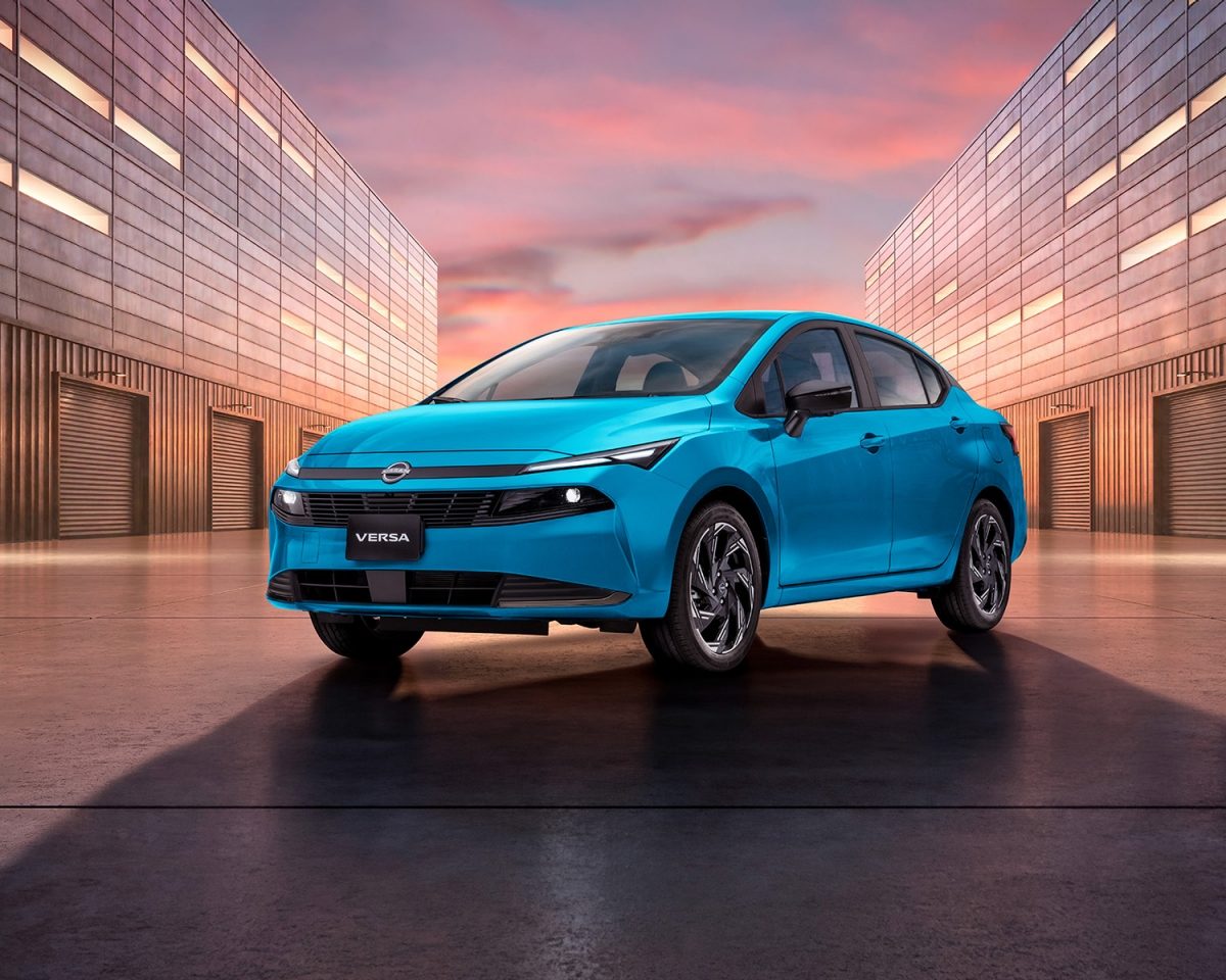 Un oficinista mira sobre su hombro un Nissan Sentra estacionado, mientras vemos una ciudad cosmopolita atrás