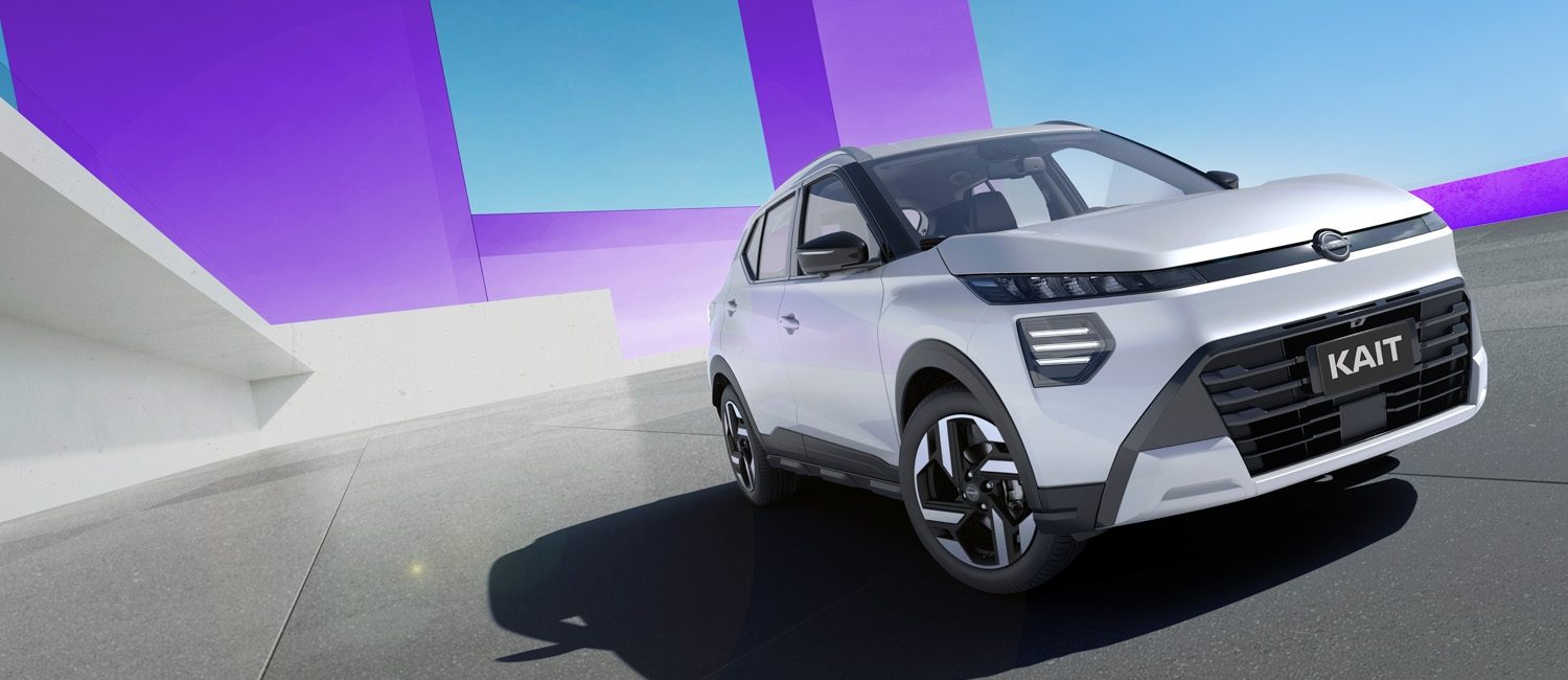 Dos ejecutivos, caminan y sostienen un café mientras se alejan de una Nissan Pathfinder y una Nissan Kicks en un parque urbano