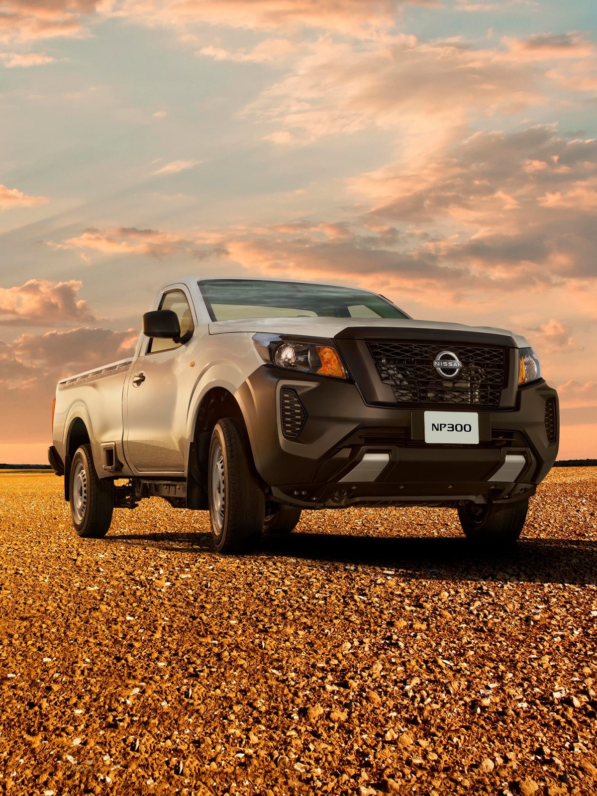 Un hombre con un paquete en una Nissan Urvan de pasajeros estacionada