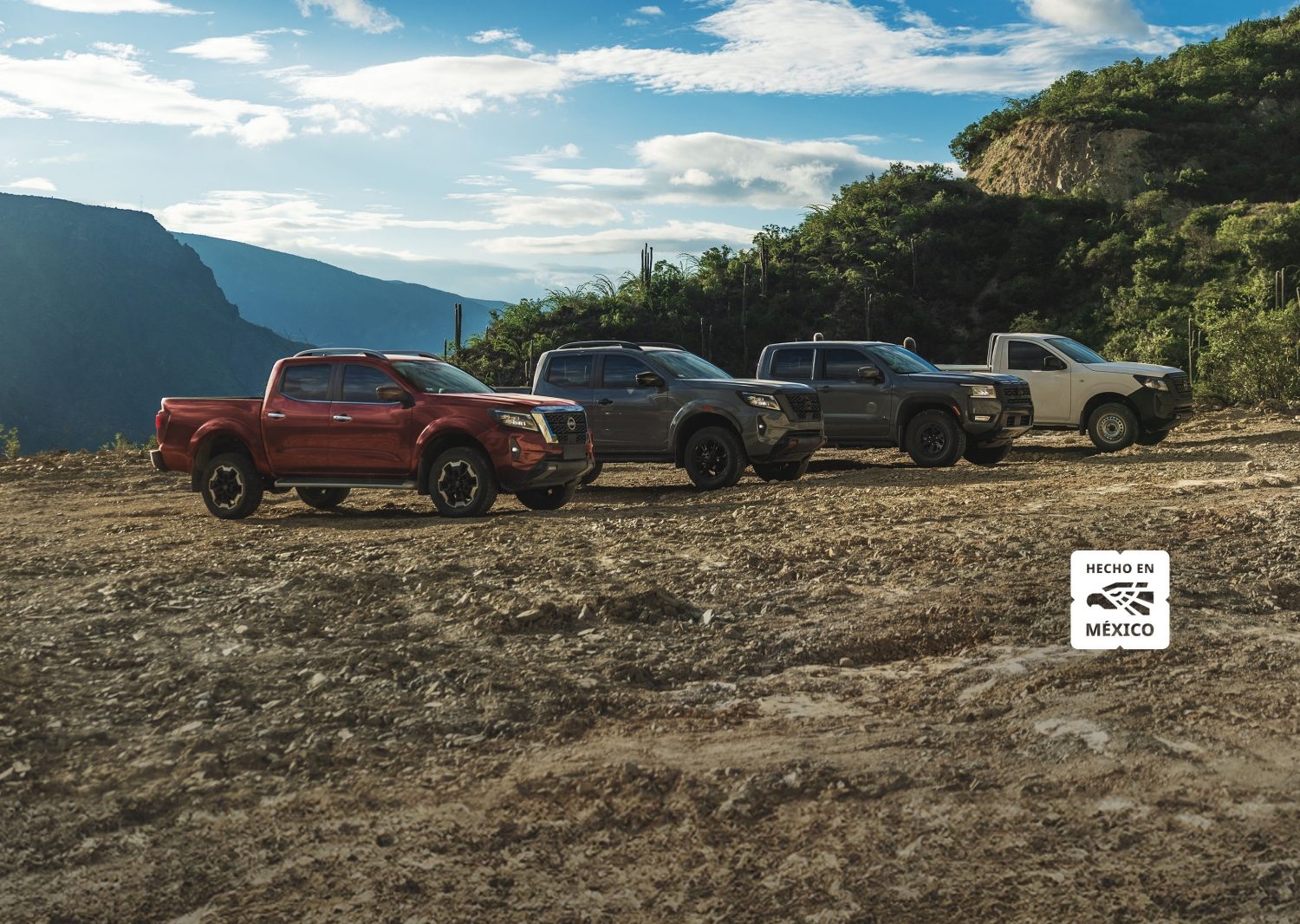 Dos ejecutivos, caminan y sostienen un café mientras se alejan de una Nissan Pathfinder y una Nissan Kicks en un parque urbano